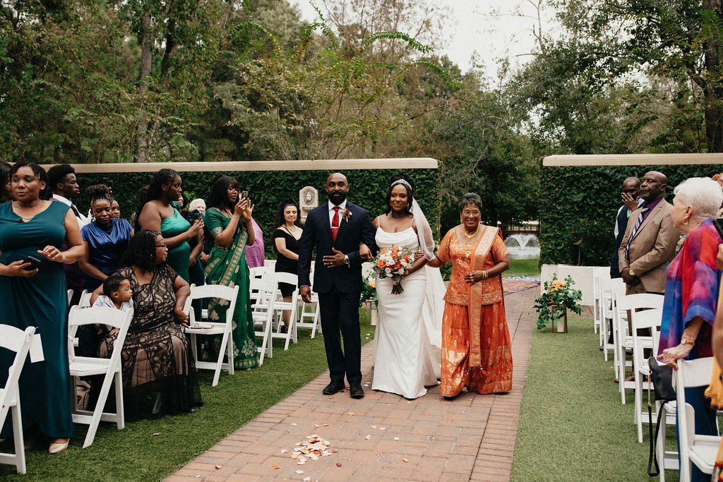 A bride walks down the aisle at the springs in cypress