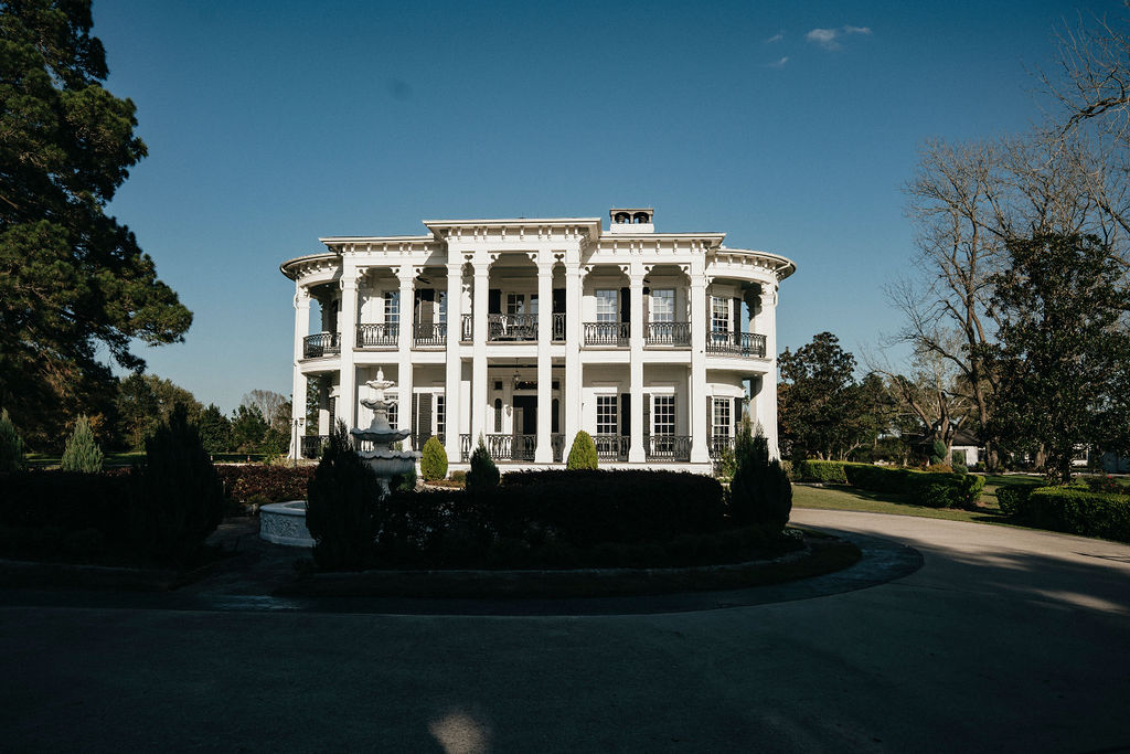 Sandlewood Manor, a Texas Wedding venue, is photographed from the drive. 